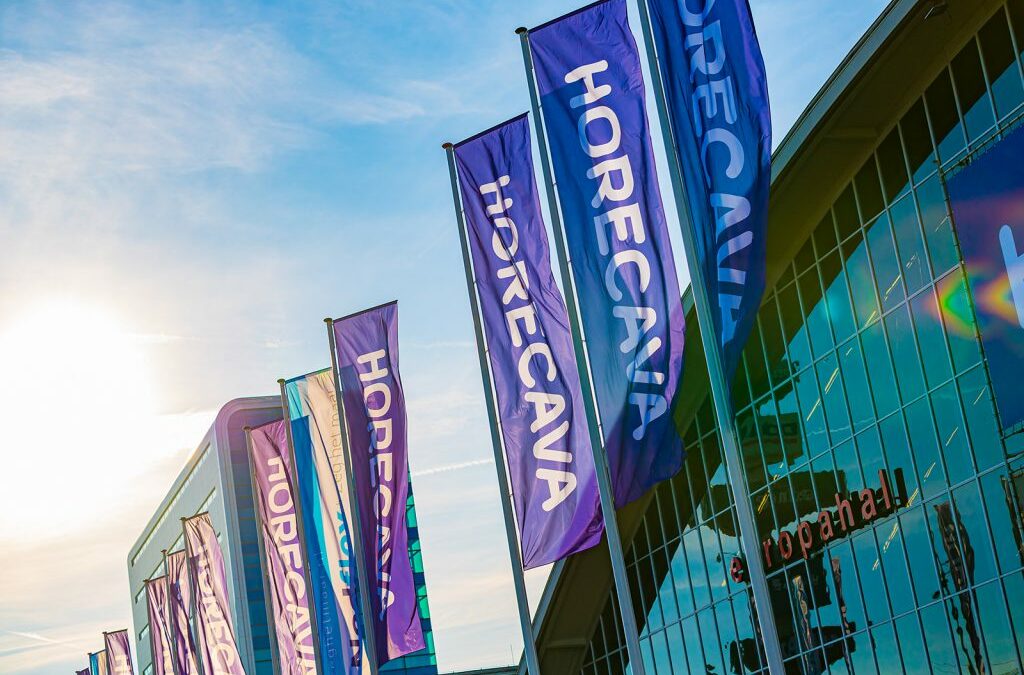 Foto van de vlaggen van Horecava ter aankondiging van de Virtuele Horecava 2021